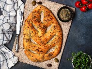 Провансалски хляб с ароматни подправки, маслини и каперси